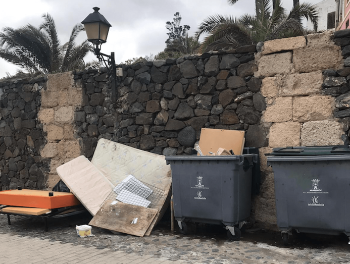 Enseres y basura junto yacimiento arqueológico del Bailadero (Foto TA)